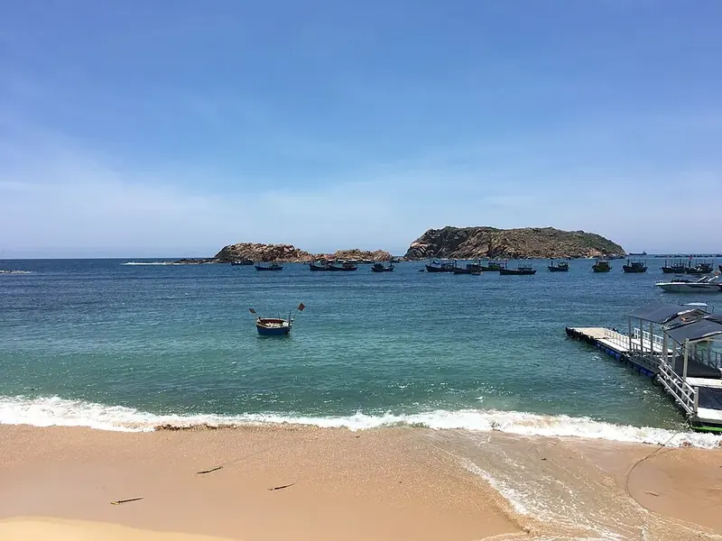 물 위에 낚시 보트가 떠 있는 꾸이년 인근의 논하이 해변