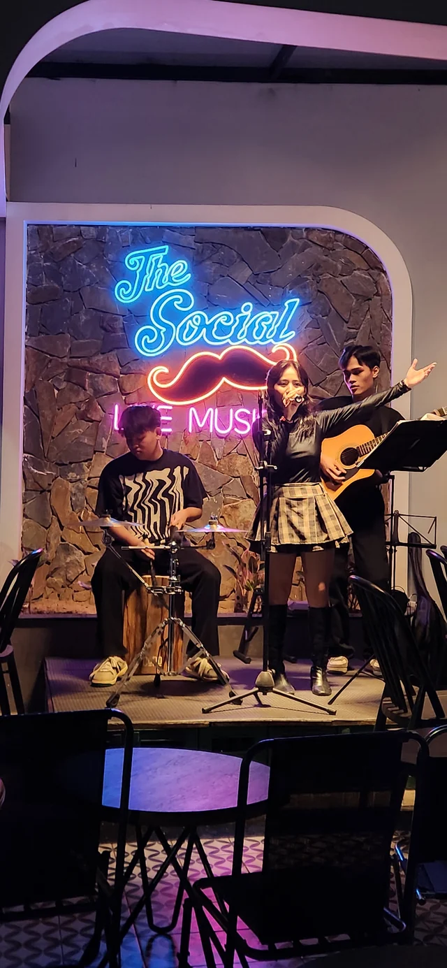 보컬, 기타, 드럼으로 The Social에서 공연하는 ALAS