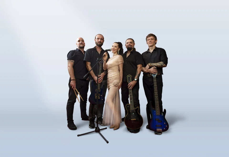 LIENXOVIET band portrait with five musicians, guitars and a microphone